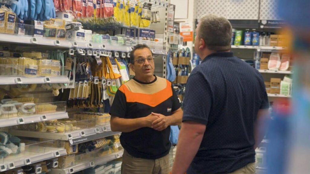 Vidéo marque employeur Weldom : un vendeur conseille un client dans les rayons