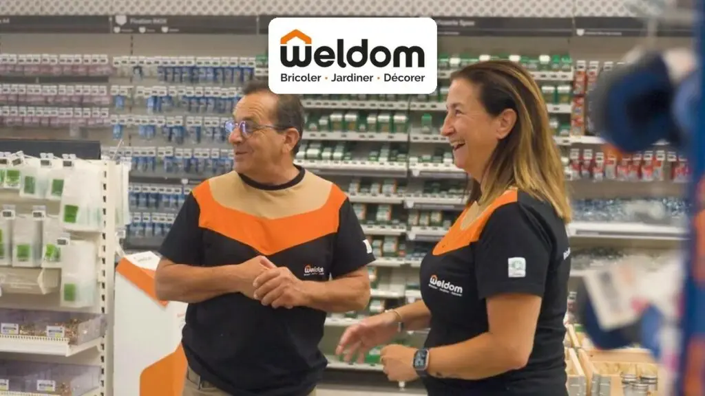 Vidéo marque employeur Weldom : deux collaborateurs du magasin d’Hyères et logo Weldom