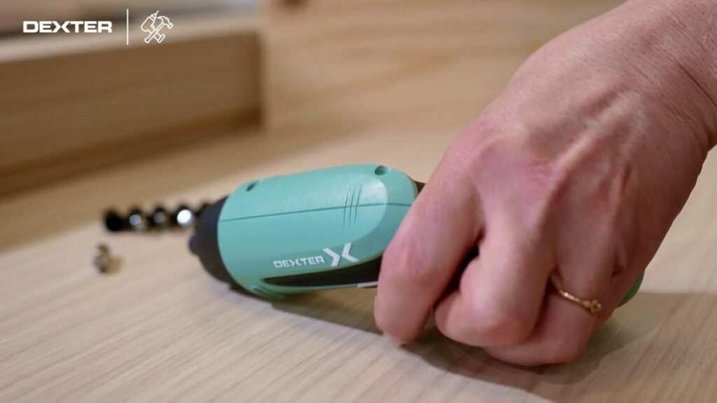 Vidéo publicitaire Dexter : prise en main du tournevis électrique en situation réelle