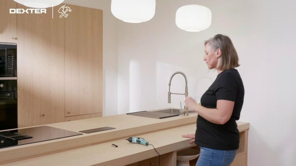 Vidéo publicitaire Dexter : mise en situation du tournevis dans une cuisine
