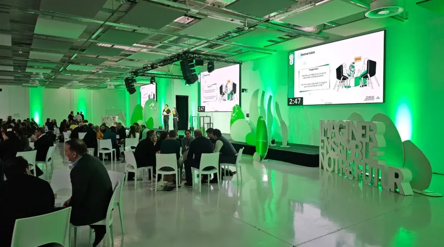 Mise en lumière événementielle verte de la salle Event Leroy Merlin pour Vision LMFR